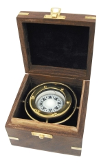 Kompass in der Holzbox